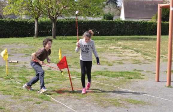 initiation au golf pour deux enfants
Bien manger, dormir, bouger
Bien dans leur assiette
Une journée de sensibilisation au bien-manger, bouger et dormir, baptisée « Du champ à l’assiette », a été organisée à la fin du mois de mars à l’école Jules-Ferry de Le Blanc, au cœur du Parc naturel régional de la Brenne, dans l’Indre, par la MSA Berry-Touraine, avec l’aval de l’Éducation nationale. Pour l’occasion, un village santé a été dressé dans la cour de l’école. Nous y étions.
