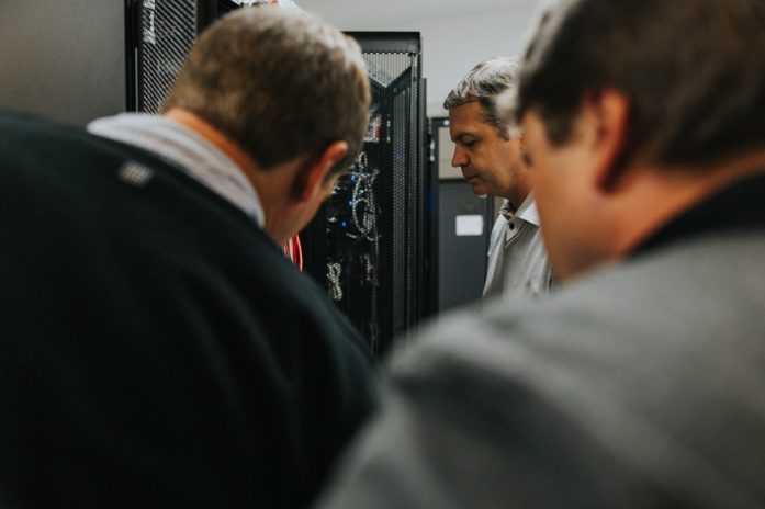 Stéphane, responsable des opérations informatiques forme ses nouveaux collègues. Il leur explique les procédures de sécurisation des données personnelles des abonnés.