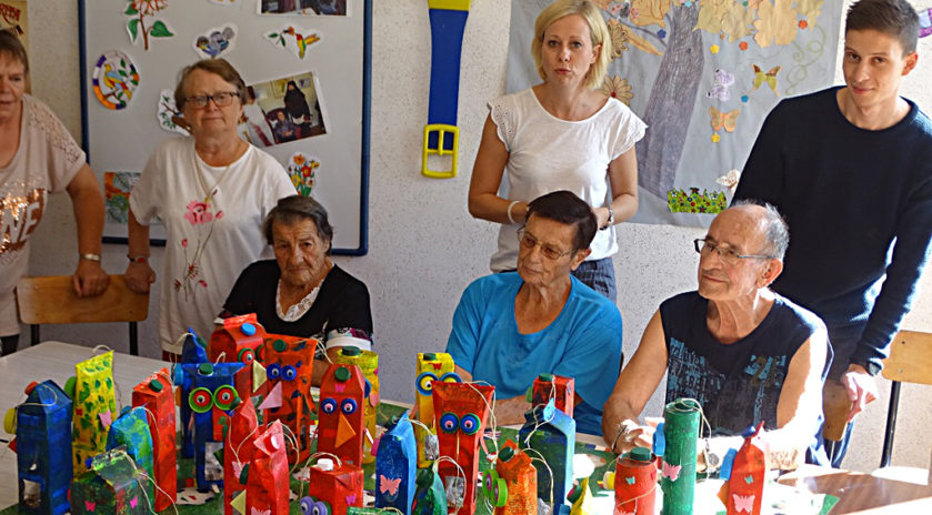 Avec les seniors de l’association « Les lucioles », résidents du foyer autonomie « L’étoile » de Badonviller, Présence Verte Lorraine a organisé un atelier de fabrication de mangeoires à oiseaux.