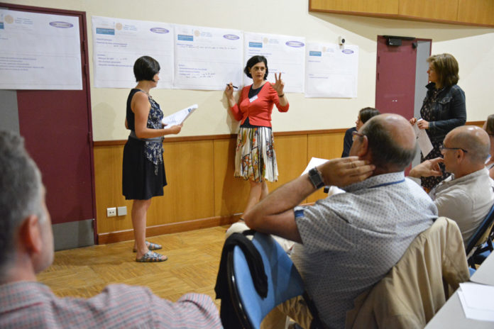 Nadège Corso, de la MSA Portes de Bretagne, complète les fiches à la fin de l’atelier enfance/jeunesse/famille du 22 mai. - ©Marie Molinario/Le Bimsa