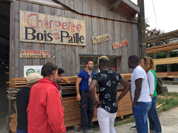 Des jeunes du CFA de Parthenay visitent l'entreprise d'Eddy Fruchard (au milieu).