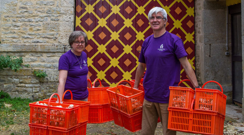 Les Semeurs du possible (1/2)
Luc et Blandine ont pris la clef des champs
L’association bourguignonne les Semeurs du possible aide les nouveaux agriculteurs lors de leur installation. Des espaces-tests leur permettent de se lancer dans l’aventure en minimisant les risques. Soutien humain et matériel, ainsi que lien étroit avec les acteurs locaux, font de la formule une réussite et un filet de sécurité pour accomplir le grand saut.

#Agriculture #EspaceTestAgricole #Installation