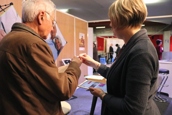 Un assuré prend des informations sur le stand de la MSA lors du salon Orne Connect