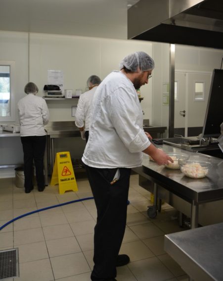 Enracinée dans la terre bretonne depuis 35 ans, la ferme des Hardys-Béhélec fait pousser des légumes bio et de la fierté dans l’esprit de personnes en situation de handicap psychique. Visite. #Esat #HandicapPsychique #Solidel