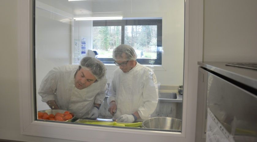 Enracinée dans la terre bretonne depuis 35 ans, la ferme des Hardys-Béhélec fait pousser des légumes bio et de la fierté dans l’esprit de personnes en situation de handicap psychique. Visite. #Esat #HandicapPsychique #Solidel