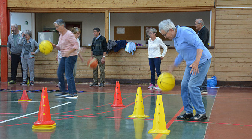 Santé des seniors. Leur recette pour vieillir en forme. Travail musculaire, de la mémoire et de l’équilibre et socialisation, le basket – dans sa version adaptée – a des vertus insoupçonnées. Visite des joyeux membres au club rencontre valdainois, une association iséroise qui vient d’être récompensée par le prix coup de cœur du jury de l’appel à projets Générations actions, couveuse d’idées de Générations mouvement. 