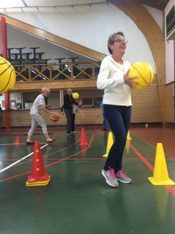 Santé des seniors. Leur recette pour vieillir en forme. Travail musculaire, de la mémoire et de l’équilibre et socialisation, le basket – dans sa version adaptée – a des vertus insoupçonnées. Visite des joyeux membres au club rencontre valdainois, une association iséroise qui vient d’être récompensée par le prix coup de cœur du jury de l’appel à projets Générations actions, couveuse d’idées de Générations mouvement. 