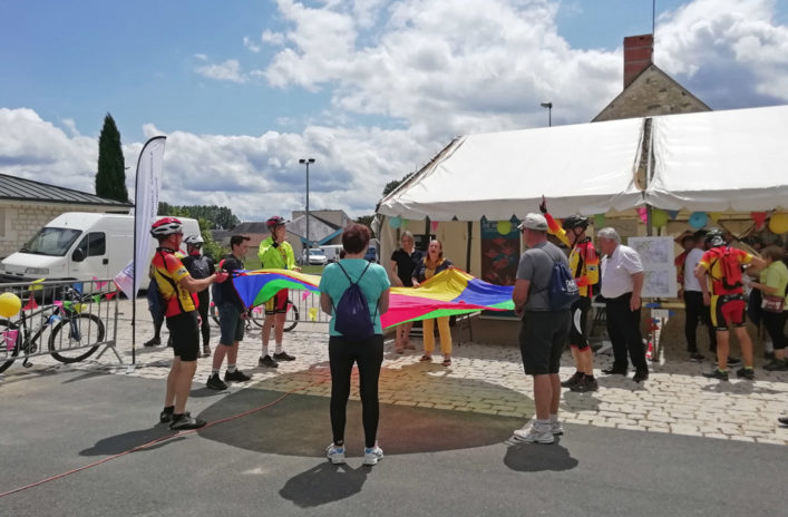 Les membres de l’Union cycliste Martizay lance le top départ de la randonnée VTT. Le stand du Groupe MSA proposait également des jeux avec des lots à gagner.