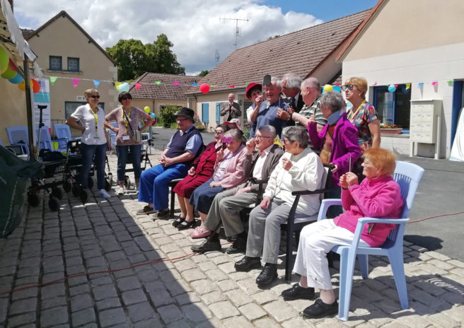 Les résidents de la Marpa de Martizay s'amusent pendant l'animation photos délires de la journée portes ouvertes.