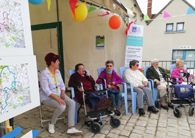 Pendant l’apéritif bucolique, les résidents de la Marpa de Martizay ont repris en chœur les chansons d’antan avec l'accordéoniste Alain Feuillet. Les photos délires ont eu un véritable succès.