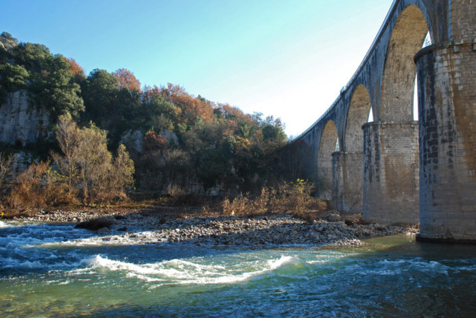 Le viaduc de Vogüé, ancienne ligne de chemin de fer construite en 1877, passe au-dessus de l'Ardèche à quelques pas du centre de vacances.