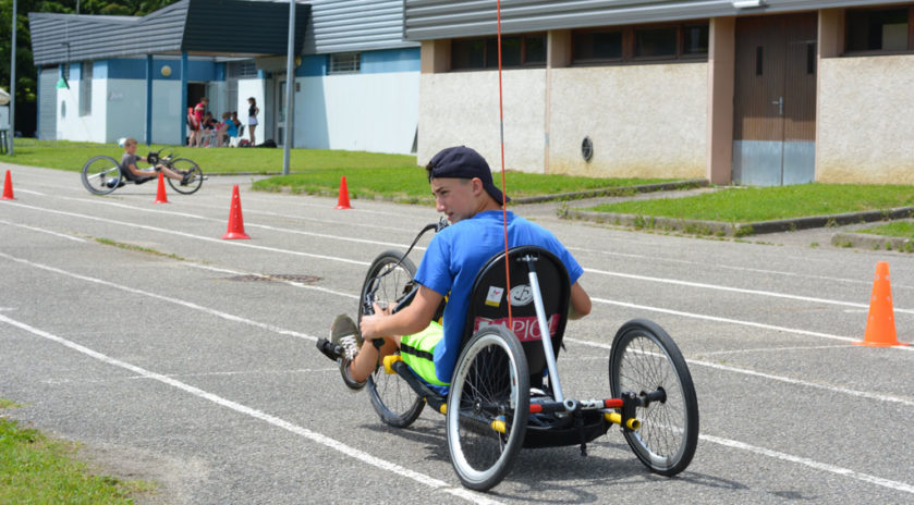 Sept jeunes Isérois, lauréats de la 17e édition de l’appel à projets organisé par la MSA, ont mis une belle claque aux préjugés sur le monde du handicap, en organisant des olympiades handisport ouvertes à tous dans leur vallée. Quoi de mieux que le sport pour « casser les barrières » en réunissant valides et non valides?