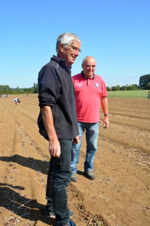 Le lycée agricole Le Robillard a la particularité d’être traversé par le méridien de Greenwich. Ce n’est pas pour autant que les futurs professionnels qui s’y forment se prennent pour le centre du monde et n’ont pas le souci d’aider ceux qui ont moins qu’eux. Le mercredi 11 septembre, sous le soleil normand, armés de simples seaux et de leur bonne volonté, des étudiants en BTS agronomie et productions végétales ont retroussé leurs manches pour une journée de glanage solidaire au profit de la Croix-Rouge française. Nous y étions. Journée du don agricole. Solaal.