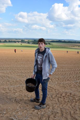 Le lycée agricole Le Robillard a la particularité d’être traversé par le méridien de Greenwich. Ce n’est pas pour autant que les futurs professionnels qui s’y forment se prennent pour le centre du monde et n’ont pas le souci d’aider ceux qui ont moins qu’eux. Le mercredi 11 septembre, sous le soleil normand, armés de simples seaux et de leur bonne volonté, des étudiants en BTS agronomie et productions végétales ont retroussé leurs manches pour une journée de glanage solidaire au profit de la Croix-Rouge française. Nous y étions. Journée du don agricole. Solaal.