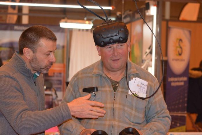 La réalité virtuelle s’invite à la ferme
Le salon Tech’Élevage, qui se tenait du 21 au 23 novembre à La Roche-sur-Yon, a été l’occasion pour les équipes de la MSA Loire-Atlantique – Vendée de présenter aux visiteurs leur tout nouvel outil de prévention connecté : la salle de traite virtuelle.