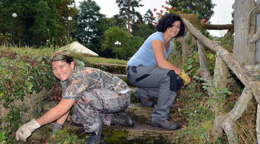 Claire et Esther, 19 ans toutes les deux, travaillent en binôme au nettoyage de l’un des escaliers de la propriété. ©AlexandreRoger/LeBimsa