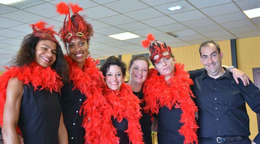 La sixième clef du bien vieillir Le Dr Almeida fait danser les neurones. Et si, en permettant d’activer les clefs du bien vieillir, l’âge de la retraite était le moment idéal pour se mettre à la danse ? Direction la salle des fêtes de Domérat dans l’Allier pour un après-midi festif afin de comprendre pourquoi.