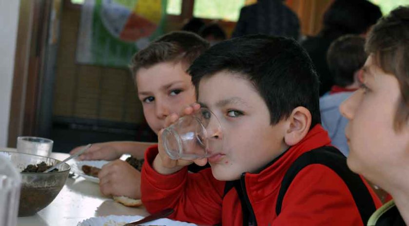 Bien manger, dormir, bouger
Bien dans leur assiette
Une journée de sensibilisation au bien-manger, bouger et dormir, baptisée « Du champ à l’assiette », a été organisée à la fin du mois de mars à l’école Jules-Ferry de Le Blanc, au cœur du Parc naturel régional de la Brenne, dans l’Indre, par la MSA Berry-Touraine, avec l’aval de l’Éducation nationale. Pour l’occasion, un village santé a été dressé dans la cour de l’école. Nous y étions.