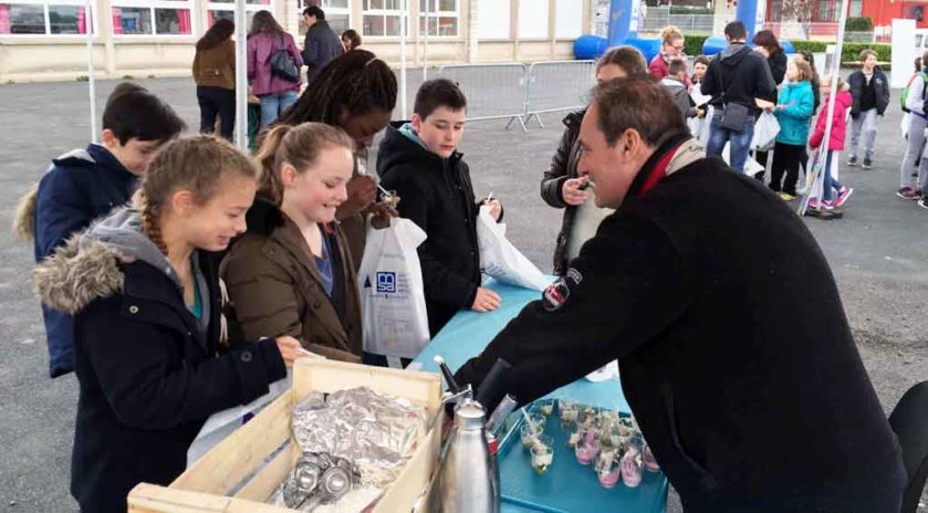 Bien manger, dormir, bouger
Bien dans leur assiette
Une journée de sensibilisation au bien-manger, bouger et dormir, baptisée « Du champ à l’assiette », a été organisée à la fin du mois de mars à l’école Jules-Ferry de Le Blanc, au cœur du Parc naturel régional de la Brenne, dans l’Indre, par la MSA Berry-Touraine, avec l’aval de l’Éducation nationale. Pour l’occasion, un village santé a été dressé dans la cour de l’école. Nous y étions.