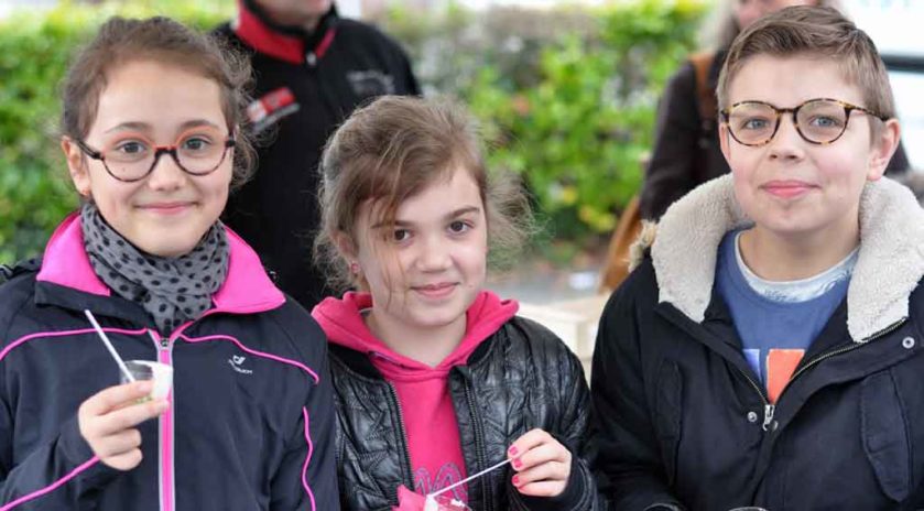 Trois jeunes goûtent à l'aveugle.
Bien manger, dormir, bouger
Bien dans leur assiette
Une journée de sensibilisation au bien-manger, bouger et dormir, baptisée « Du champ à l’assiette », a été organisée à la fin du mois de mars à l’école Jules-Ferry de Le Blanc, au cœur du Parc naturel régional de la Brenne, dans l’Indre, par la MSA Berry-Touraine, avec l’aval de l’Éducation nationale. Pour l’occasion, un village santé a été dressé dans la cour de l’école. Nous y étions.
