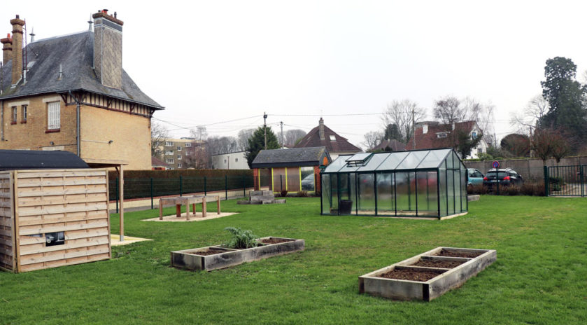 Solidarité autour des aînés Agora jardinière Les habitants de Doudeville, petite commune située au cœur du pays de Caux, surnommée la capitale du lin, ont une façon bien à eux de tisser des liens entre les générations. Leur méthode : faire pousser des fleurs délicates, des fruits sucrés et des légumes joufflus mais surtout du vivre-ensemble dans un jardin qui fleure bon la Normandie.