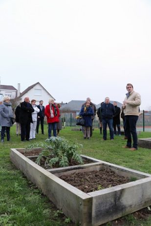 Solidarité autour des aînés Agora jardinière Les habitants de Doudeville, petite commune située au cœur du pays de Caux, surnommée la capitale du lin, ont une façon bien à eux de tisser des liens entre les générations. Leur méthode : faire pousser des fleurs délicates, des fruits sucrés et des légumes joufflus mais surtout du vivre-ensemble dans un jardin qui fleure bon la Normandie.