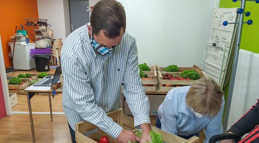 Covid-19. Marne Ardennes Meuse
Recette gagnante pour les paniers solidaires
Salade, pommes de terre, carottes, courgettes, concombres, tomates, fraises, œufs : voici la composition des 39 paniers solidaires distribués vendredi 19 juin à des familles et personnes âgées fragiles sur la région de Sézanne dans la Marne.