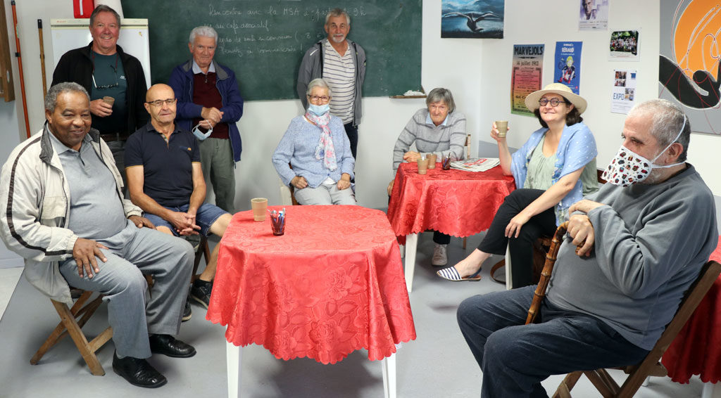 Générations Mouvement
Un bistrot nommé désir
À Aguessac, village de l’Aveyron de 850 âmes situé au cœur du parc naturel régional des Grands Causses, des bénévoles de l’association locale de Générations Mouvement se sont unis pour ouvrir un bistrot associatif. L’initiative, récompensée dans le cadre du concours national Générations actions 2020, créé en partenariat avec la MSA, vise à rompre l’isolement et à créer du lien entre les âges. Cela méritait qu’on pousse la porte de l’établissement pour découvrir ce lieu joyeux né de la volonté d’amoureux de l’art de vivre à la mode aveyronnaise.
#ConcoursGénérationsActions #GenerationsMouvement #Ruralité