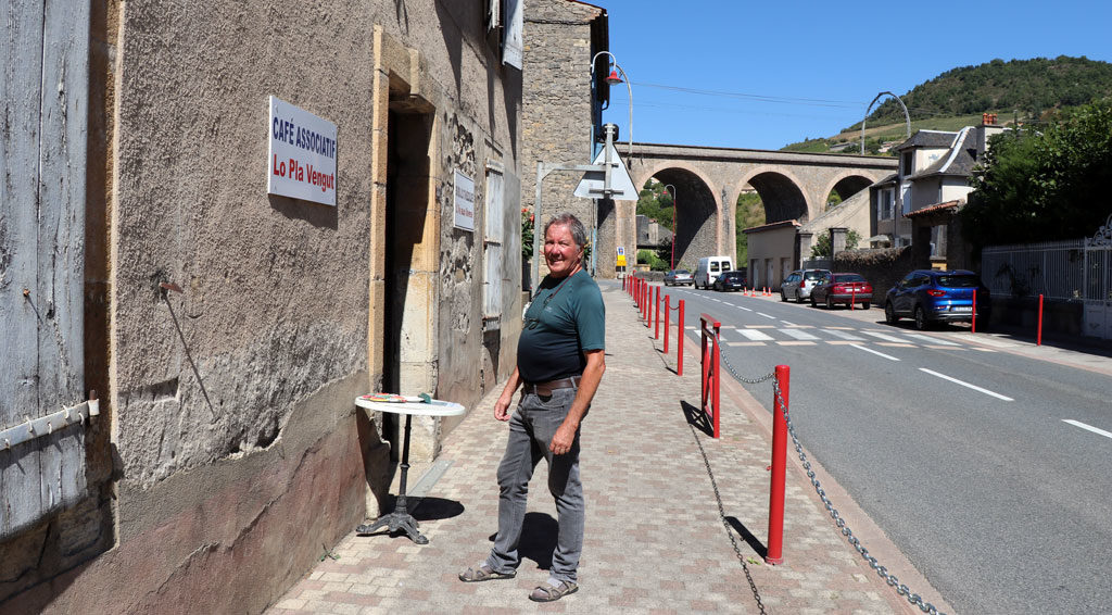 Générations Mouvement
Un bistrot nommé désir
À Aguessac, village de l’Aveyron de 850 âmes situé au cœur du parc naturel régional des Grands Causses, des bénévoles de l’association locale de Générations Mouvement se sont unis pour ouvrir un bistrot associatif. L’initiative, récompensée dans le cadre du concours national Générations actions 2020, créé en partenariat avec la MSA, vise à rompre l’isolement et à créer du lien entre les âges. Cela méritait qu’on pousse la porte de l’établissement pour découvrir ce lieu joyeux né de la volonté d’amoureux de l’art de vivre à la mode aveyronnaise.
#ConcoursGénérationsActions #GenerationsMouvement #Ruralité