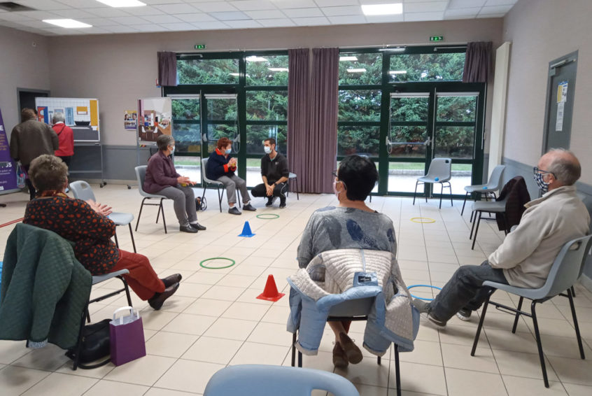 Atelier d’activités physiques adaptées pour les aidants venus au débat théâtrale de Maillé, dans la Vienne.