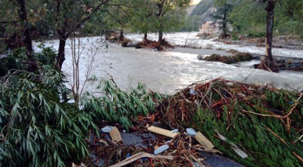 Tempête Alex Aux côtés des sinistrés Deux mois après le passage de la tempête Alex, qui a ravagé plusieurs des plus belles vallées de l’arrière-pays niçois, la cellule de crise de la MSA Provence Azur mise en place en 48 heures est toujours à pied d’oeuvre pour recevoir les signalements et fournir des solutions aux personnes sinistrées. Elle tente d’apporter aide financière et réconfort à ceux qui le 2 octobre dernier ont vécu l’enfer et essaient doucement de se reconstruire. Les élus cantonaux de la MSA ont une nouvelle fois été mis à contribution.