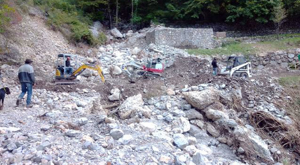 Tempête Alex Aux côtés des sinistrés Deux mois après le passage de la tempête Alex, qui a ravagé plusieurs des plus belles vallées de l’arrière-pays niçois, la cellule de crise de la MSA Provence Azur mise en place en 48 heures est toujours à pied d’oeuvre pour recevoir les signalements et fournir des solutions aux personnes sinistrées. Elle tente d’apporter aide financière et réconfort à ceux qui le 2 octobre dernier ont vécu l’enfer et essaient doucement de se reconstruire. Les élus cantonaux de la MSA ont une nouvelle fois été mis à contribution.