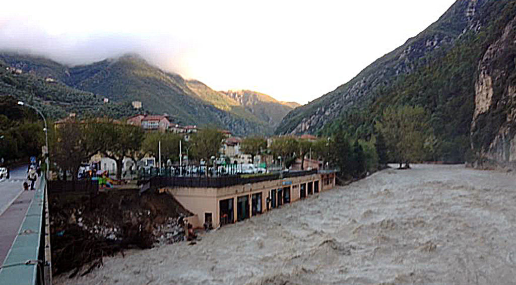 Tempête Alex Aux côtés des sinistrés Deux mois après le passage de la tempête Alex, qui a ravagé plusieurs des plus belles vallées de l’arrière-pays niçois, la cellule de crise de la MSA Provence Azur mise en place en 48 heures est toujours à pied d’oeuvre pour recevoir les signalements et fournir des solutions aux personnes sinistrées. Elle tente d’apporter aide financière et réconfort à ceux qui le 2 octobre dernier ont vécu l’enfer et essaient doucement de se reconstruire. Les élus cantonaux de la MSA ont une nouvelle fois été mis à contribution.