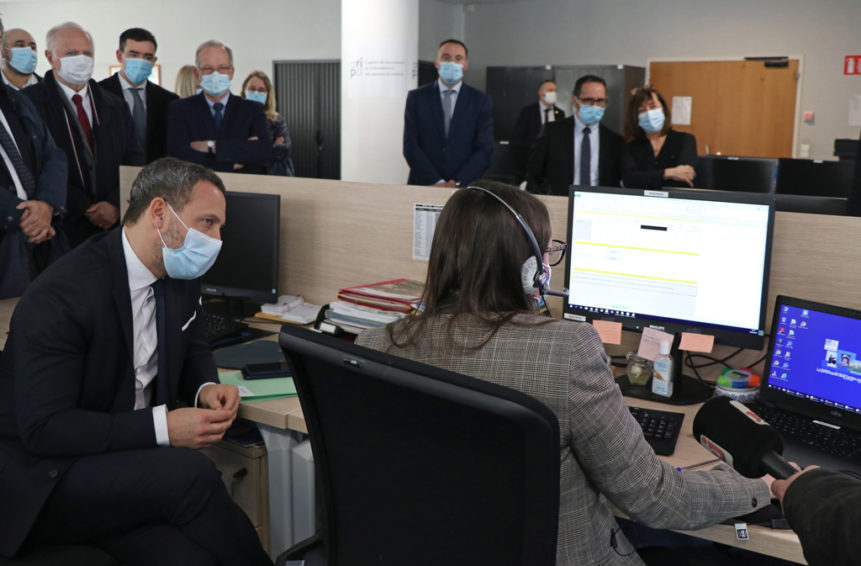 Adrien Taquet assiste à un appel téléphonique en direct : Laura André, responsable adjointe de l’Aripa, fait de l'intermédiation pour retard de paiement de pension alimentaire.