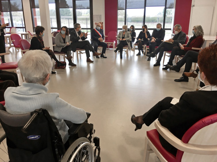 Table ronde lors de la visite de Brigitte Bourguignon à la Marpa Ecole avec des résidents, responsables, élus locaux, ARS et la MSA.