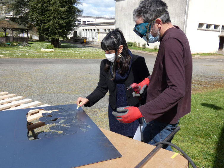 A Rurart le public peut rencontrer l'artiste à l'occasion d'atelier. Ici l'activité est dédié à la sculpture sur métal : Nicolas Tubéry semple prendre plaisir à transmettre ses techniques.