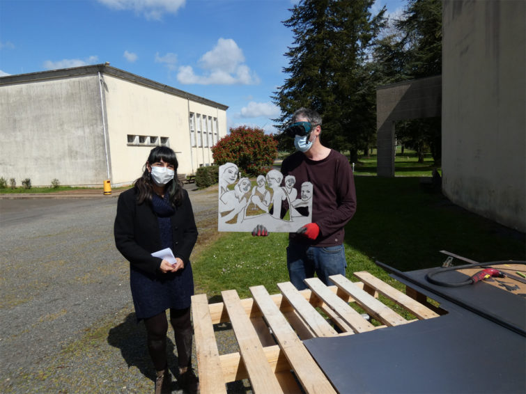 Nicolas Tubéry pose avec une participante de l'atelier ouvert au public proposé par le centre d'art Rurart.