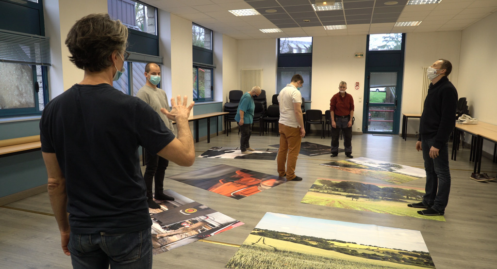 Dans le cadre de la résidence participative organisée par le Centre Pompidou et le pays du Centre Ouest Bretagne, des ateliers chorégraphiques animés par le danseur Thierry Micouin invitent agriculteurs et jeunes du lycée Saint-Yves de Gourin (Morbihan) invitent à la création autour d'images du photographe Sylvain Gouraud. © Centre Pompidou/Astrid de Cazalet