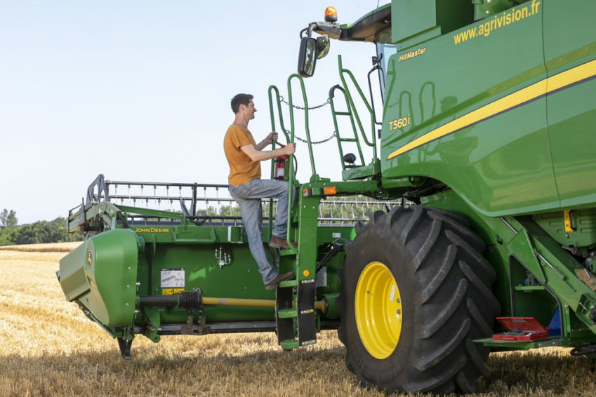 Agriculteur-Moissonneuse batteuse-chute