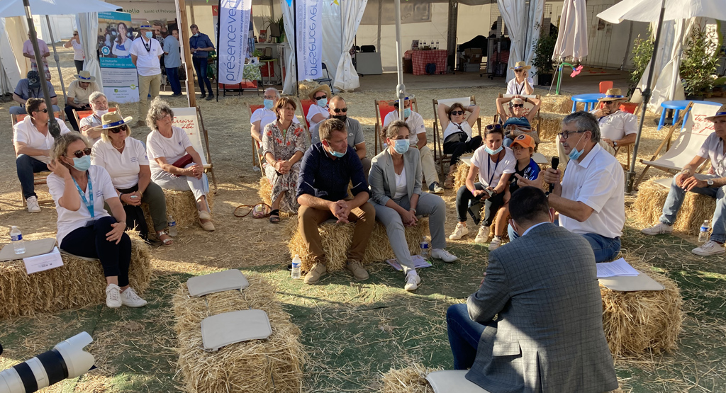 Aux Terres de Jim 2021. Table ronde sur l'avenir des services publics en milieu rural au milieu du village MSA.