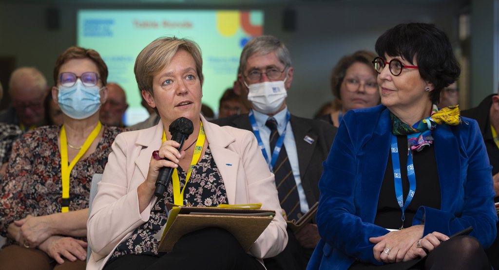 Convention citoyenne pour la ruralité - atelier à Boves, siège de la MSA de Picardie. Nathalie Biquard, directrice des finances publiques de la salle, au côté de Katie Hautot, directrice générale de la MSA de Picardie.