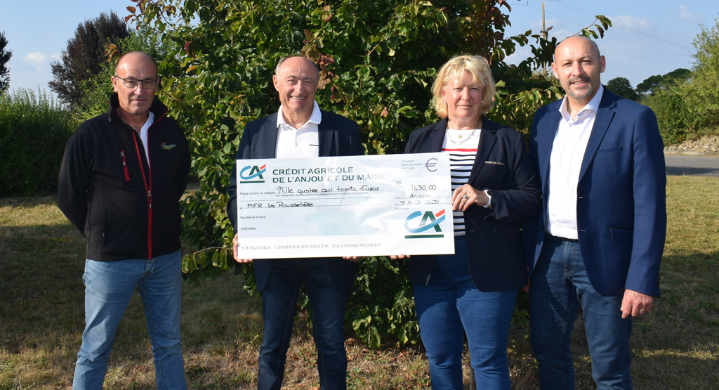 De gauche à droite : Laurent Réault, formateur à la MFR ; Yvon Mousseau, vice-président de la MSA de Maine-et-Loire, Martine Gendron, vice-présidente de la MFR ; Anatole Micheaud, directeur