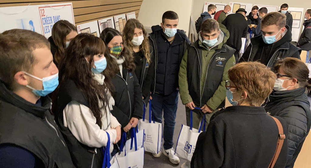 Les apprentis de cinq CFA réunis au lycée agricole de Saint-Germain-en-Laye ont reçu un sac contenant des denrées alimentaires, produits d'hygiène et fournitures scolaires.