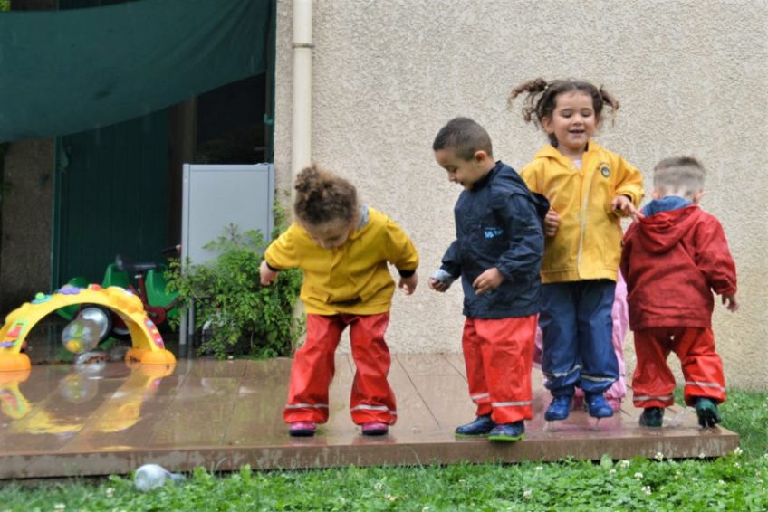 Enfants jouer-flaques-crèche esquirou