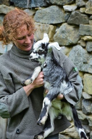 Samia eleveuse brebis femme Pyrenees montagne