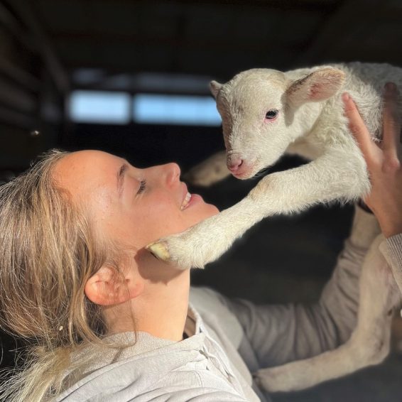 Lou-Anne Jannel_Miss agri 2024 éleveuse brebis cochons pyrénées